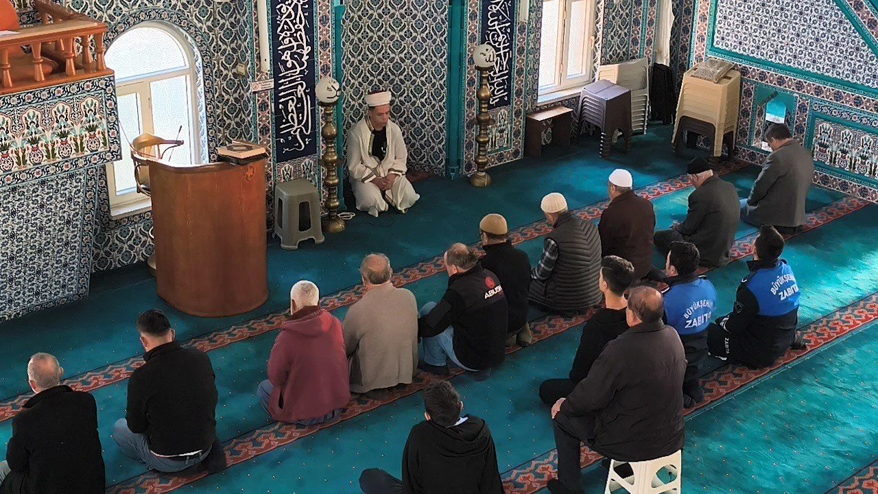 Genç hafızlar Ramazan’da camilerde mukabele okuyor