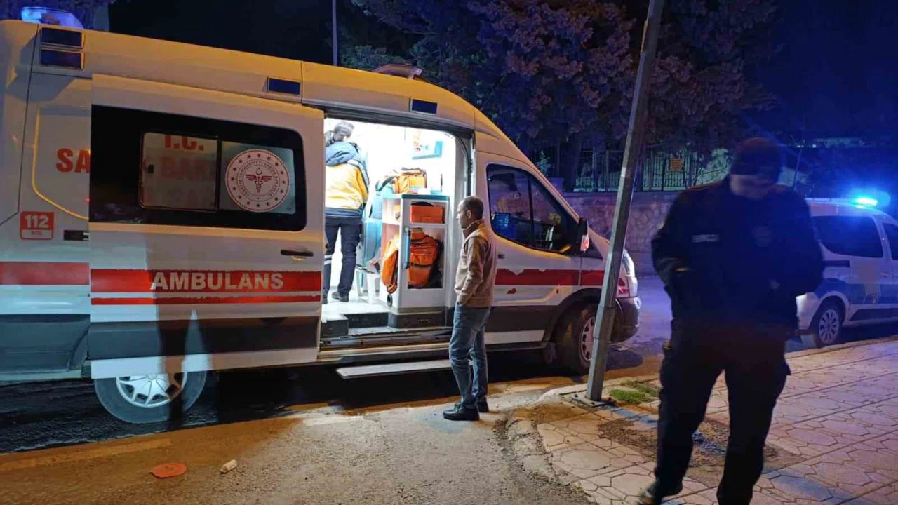 Gençler arasında bıçaklı kavga: 3 yaralı