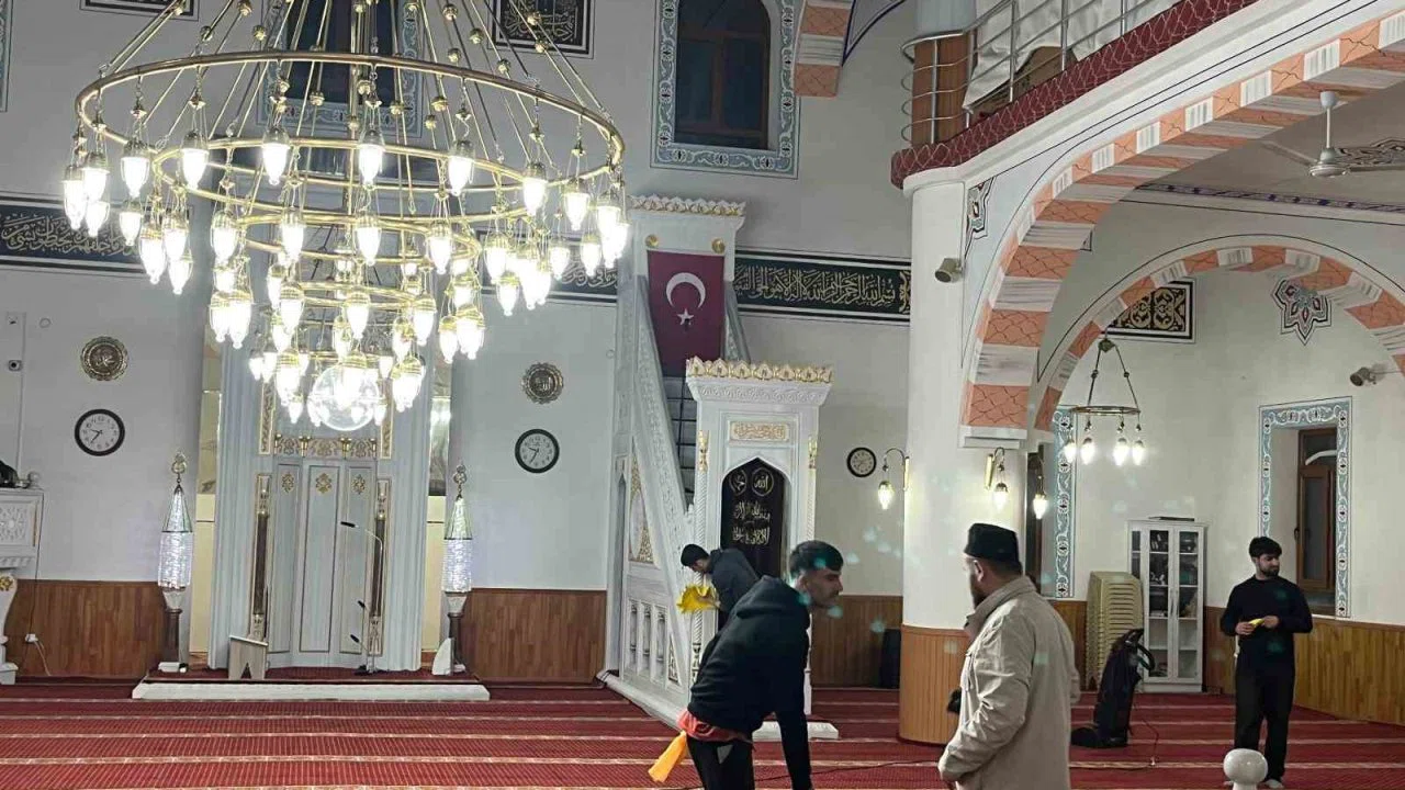 Gençler Fetih Camiini baştan aşağı temizledi