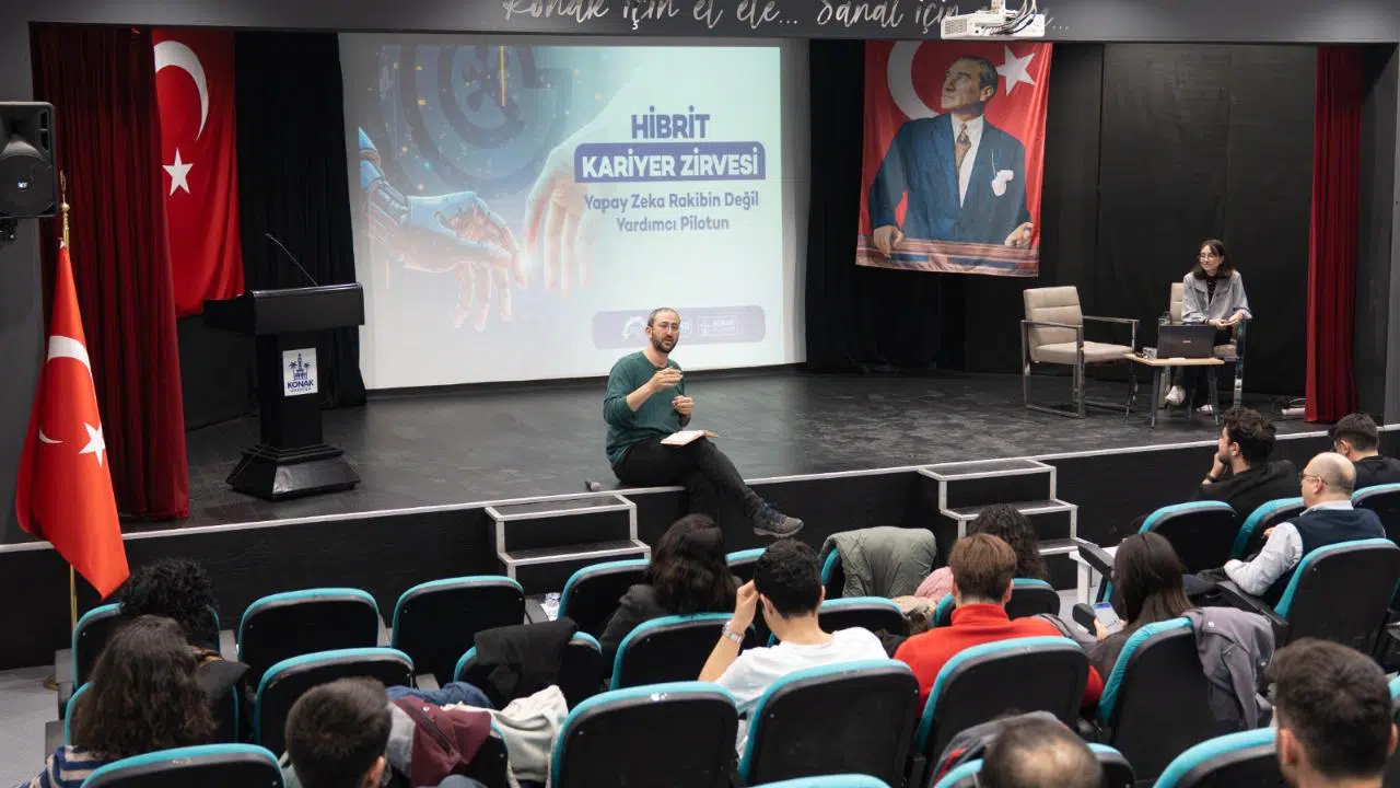 Gençler ‘Hibrit Kariyer Zirvesi’ için Konak’ta bir araya geldi