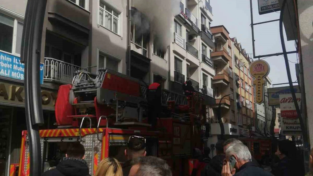 Giresun’da 4 katlı apartmanın ikinci katında çıkan yangın paniğe neden oldu
