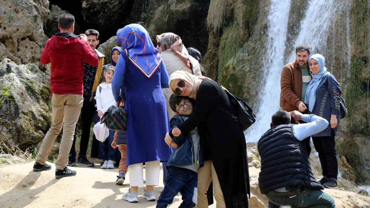 Girlevik Şelalesi’ne bayramda ziyaretçi akını