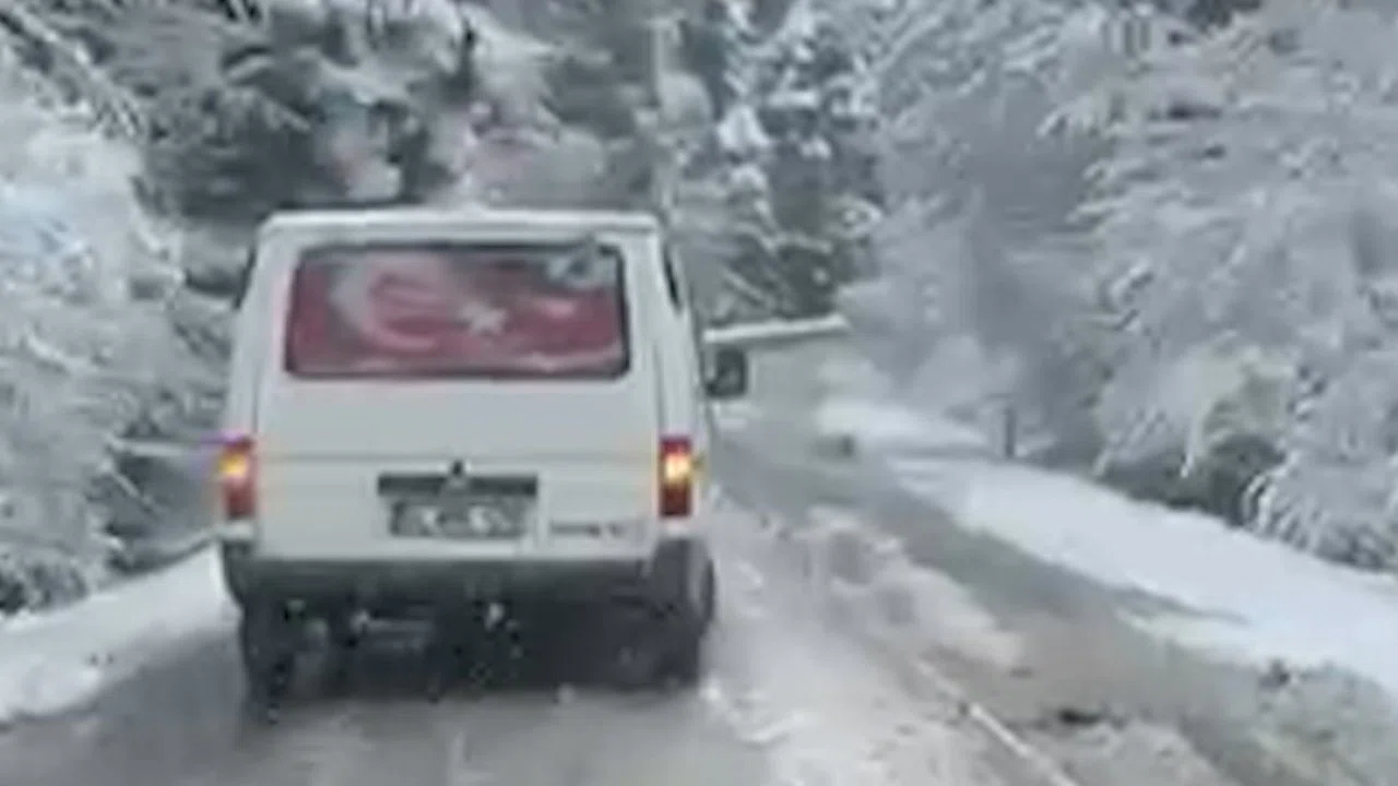 Gölcük yolunda kar sürprizi: Kar lastiği olmayan araç yolda kaldı
