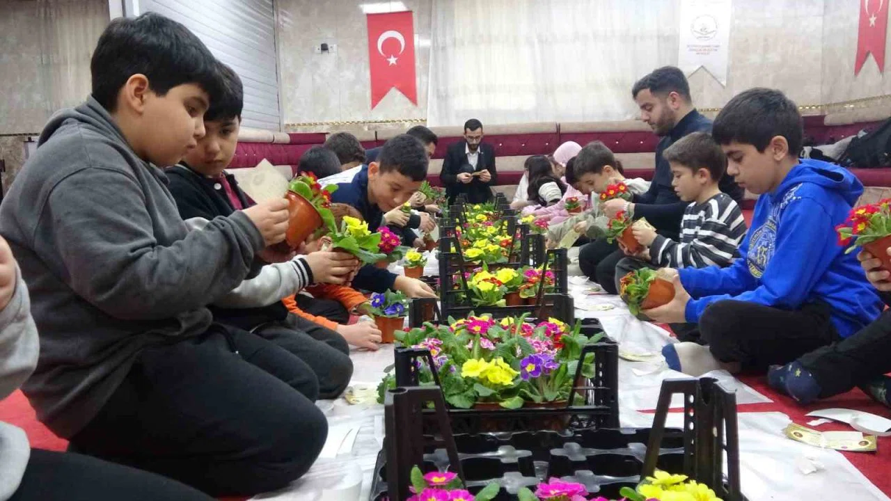 Gönüllere dokunan imam: Çocuklarla hazırladıkları çiçeklerle herkesi camiye davet ediyor
