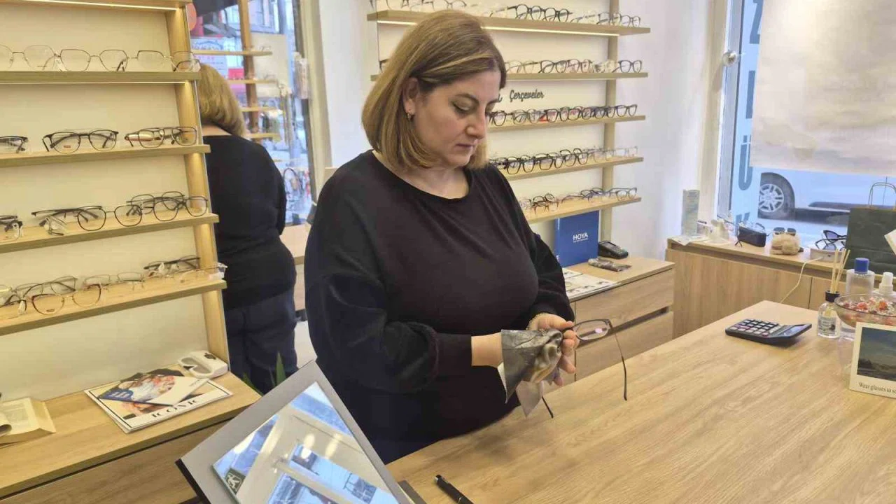 Gözlük uzmanından dijital ekran bağımlılığına karşı orijinal cam ve doğru filtreleme uyarısı