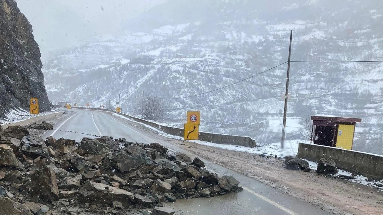 Gümüşhane’de heyelan karayolunu kapattı