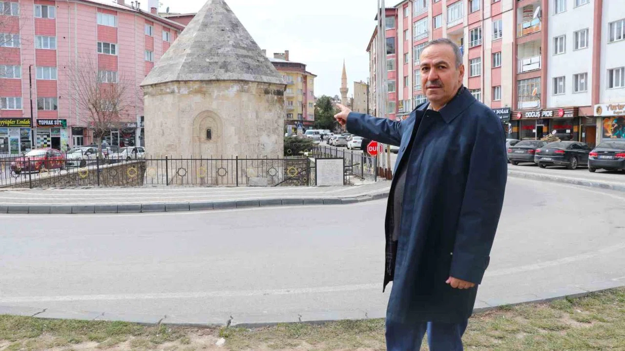 Gün boyu insanlar fark etmeden yanından geçiyor, Anadolu’nun en büyük ahisi burada yatıyor