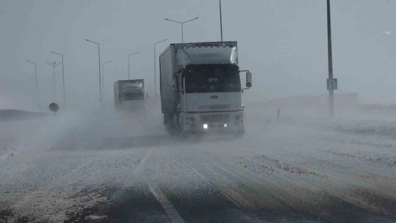 Güzeldere Geçidi’nde tipi trafiği olumsuz etkiliyor