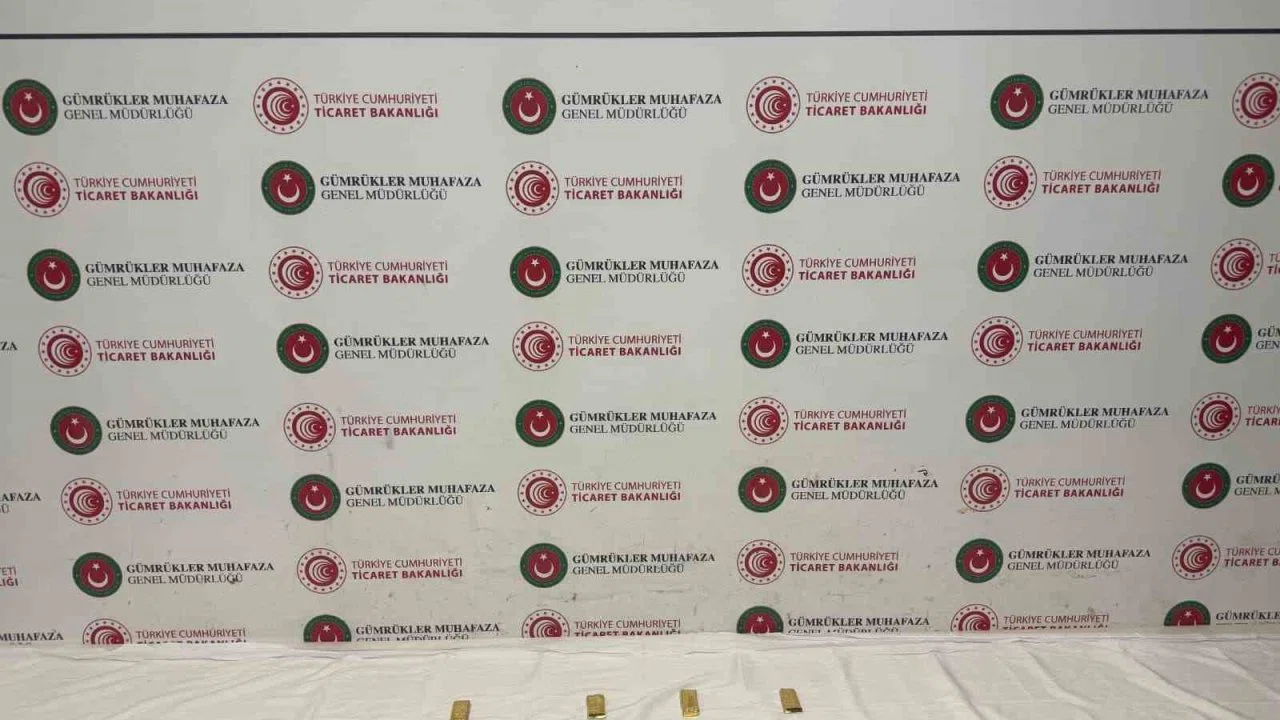 Habur’da tırda yapılan aramada, yaklaşık 14.6 milyon liralık altın ele geçirildi