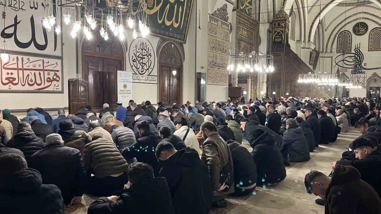 Hafta sonunu fırsat bilen vatandaşlar sabah namazında Ulu Camiye akın etti