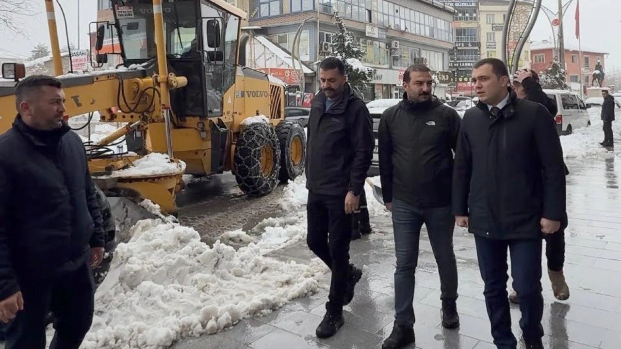 Hakkari’de karla mücadele çalışmaları aralıksız sürüyor