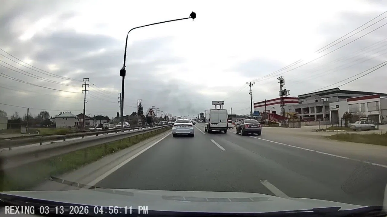 Hem kendi canını hem de diğer sürücülerin canını tehlikeye attı: O anlar araç kamerasına yansıdı