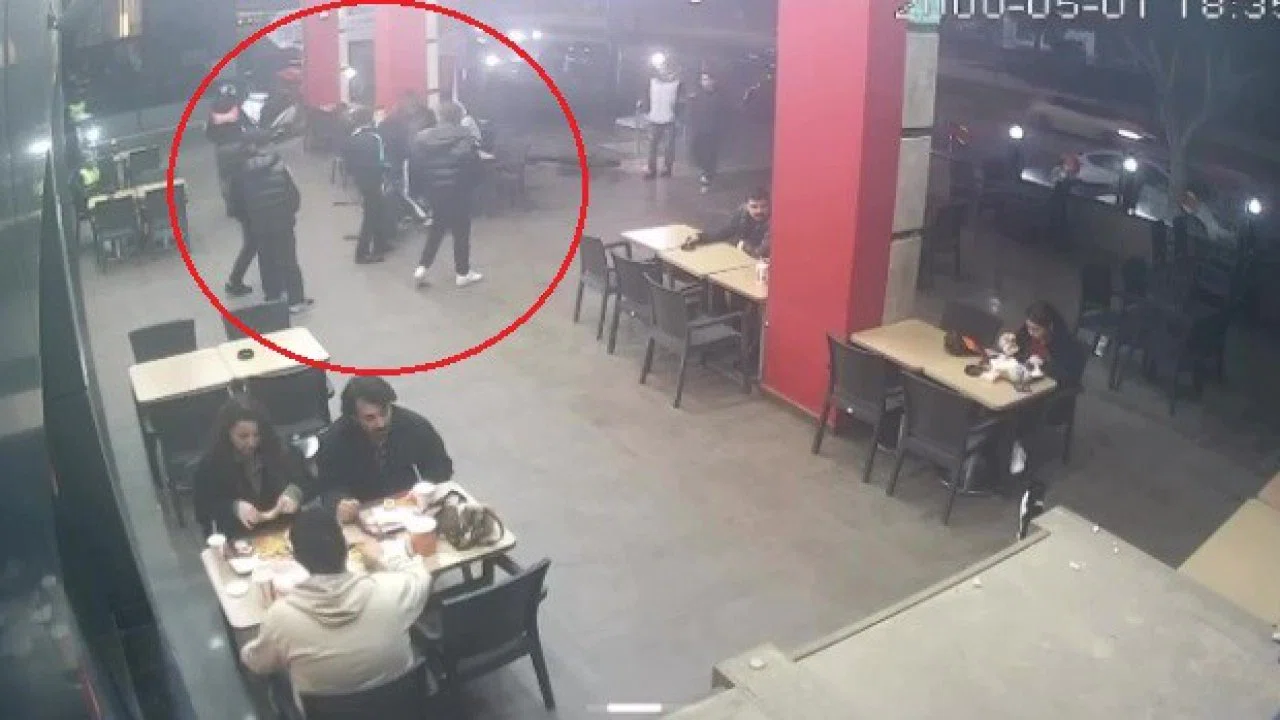 Hiç tanımadıkları genci "Neden bakıyorsun" diye darp edip burnunu kırdılar