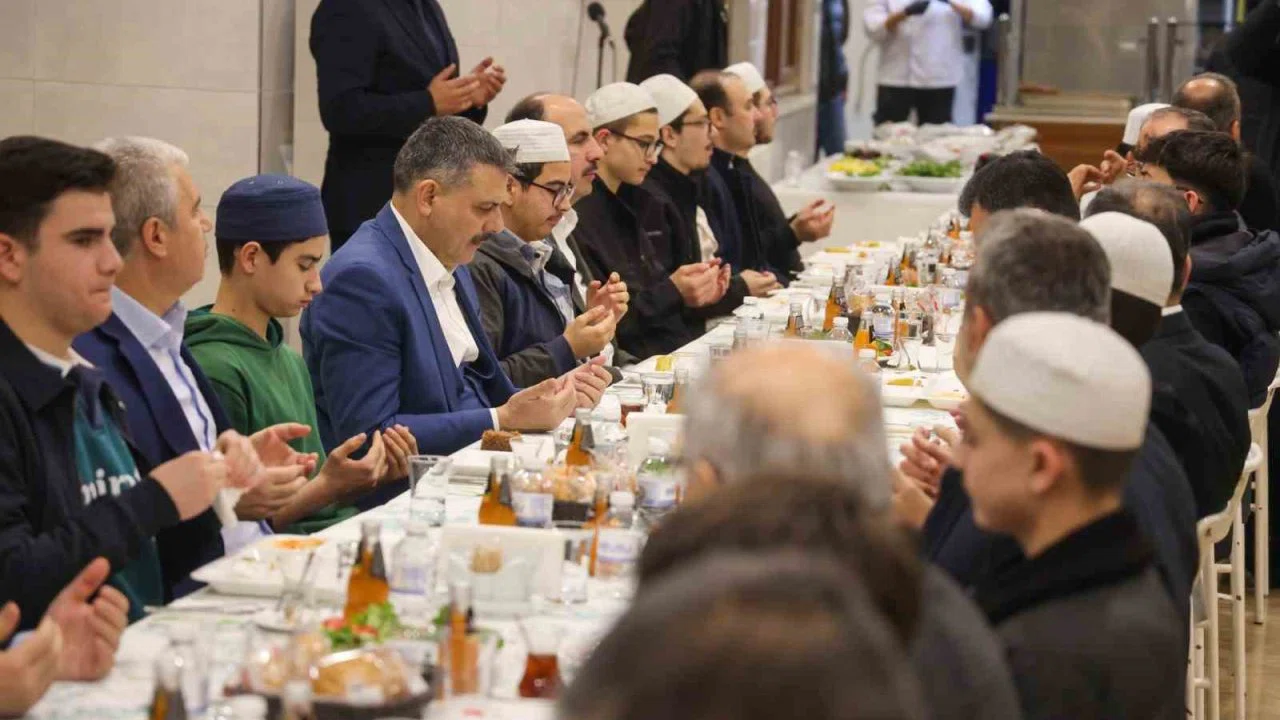 İçişleri Bakanı Mustafa Çiftçi, Kur’an kursu öğrencileriyle sahur yaptı