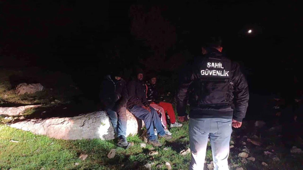 İHA tespit etti, ekipler operasyon yaptı: 22 düzensiz göçmen yakalandı