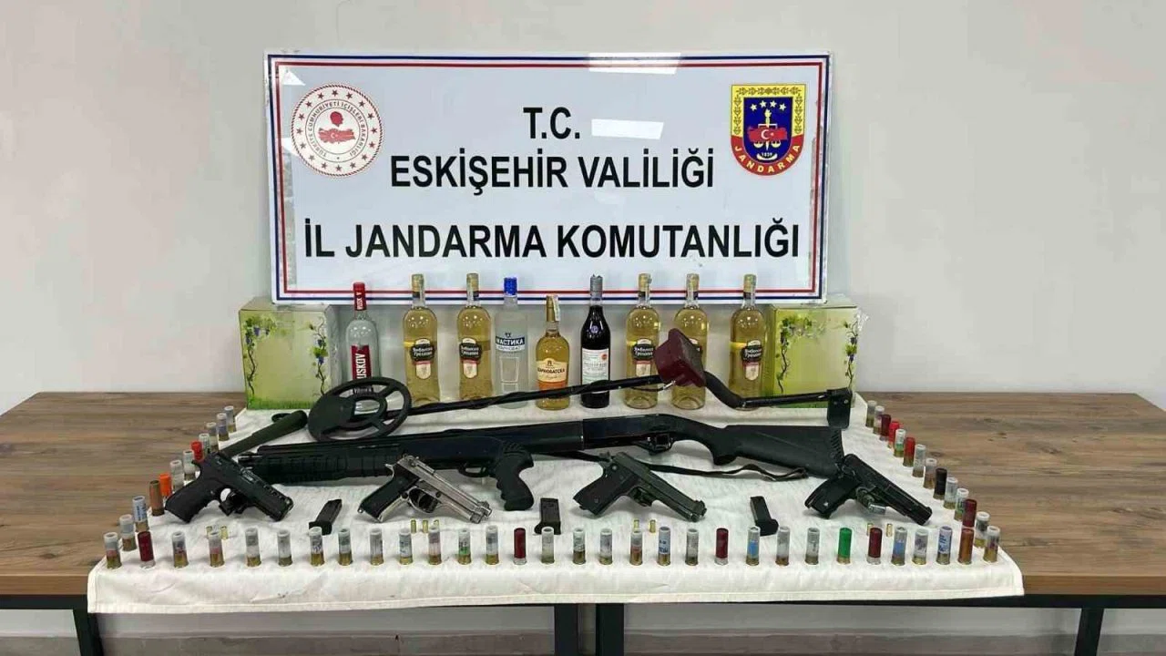 İkametlerinde silah, mühimmat ve kaçak alkol bulunduran 2 şüpheli yakalandı