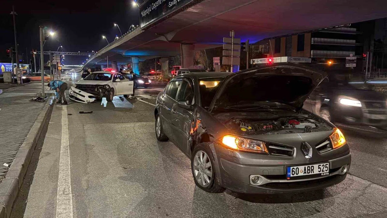 İki otomobil çarpıştı: 1 yaralı