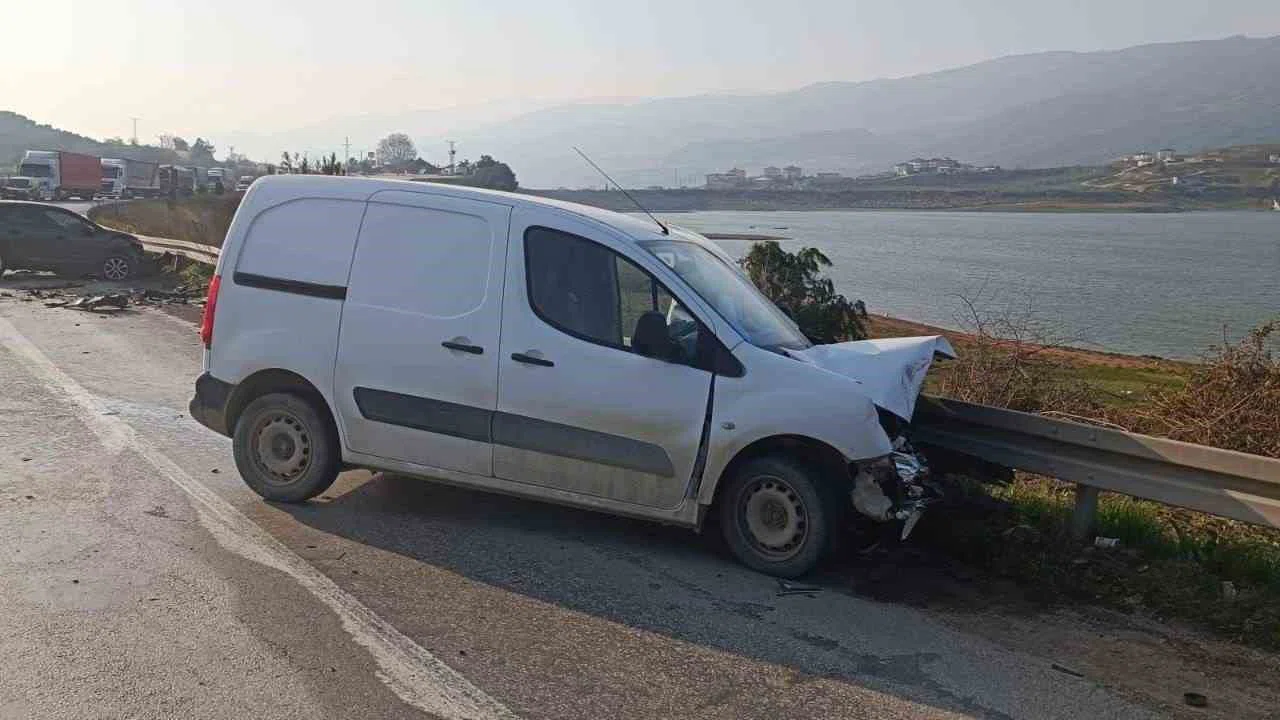 İki otomobil kafa kafaya çarpıştı: 1 yaralı