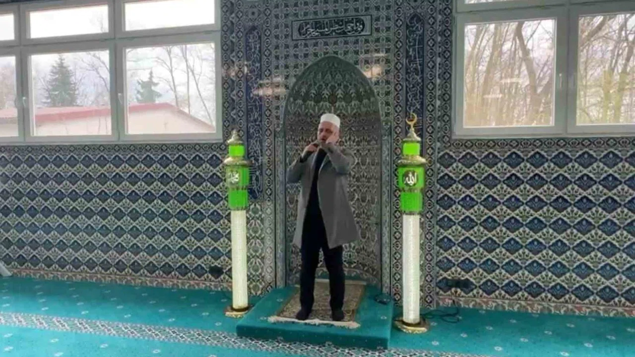 İlber Ortaylı’nın yıllar önceki vasiyeti yerine getirildi: Sesine hayran kaldığı o imam selasını okudu