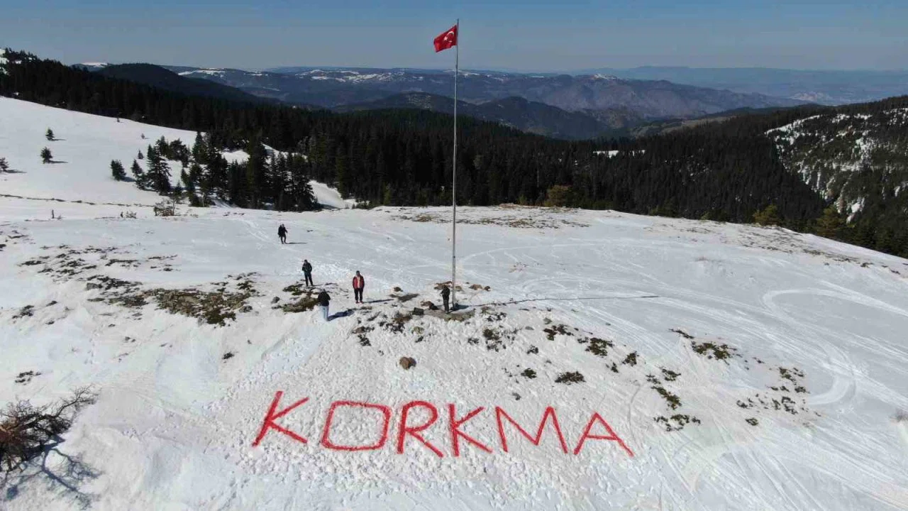 Ilgaz Dağı’nın zirvesinde anlamlı anma: İstiklal Marşı’nın ilk kelimesi kara nakşedildi