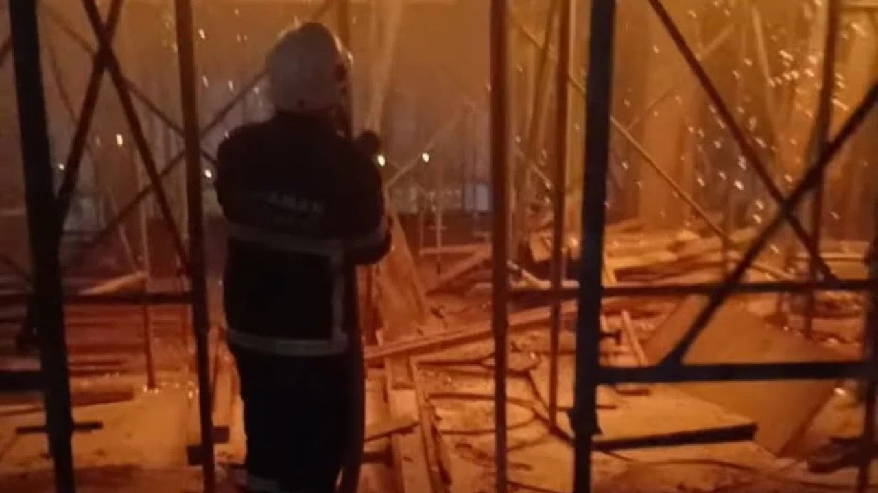 İnşaat halindeki binanın çatısında korkutan yangın