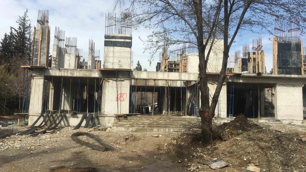 İnşaat işçisi yüksekten düşerek ağır yaralandı