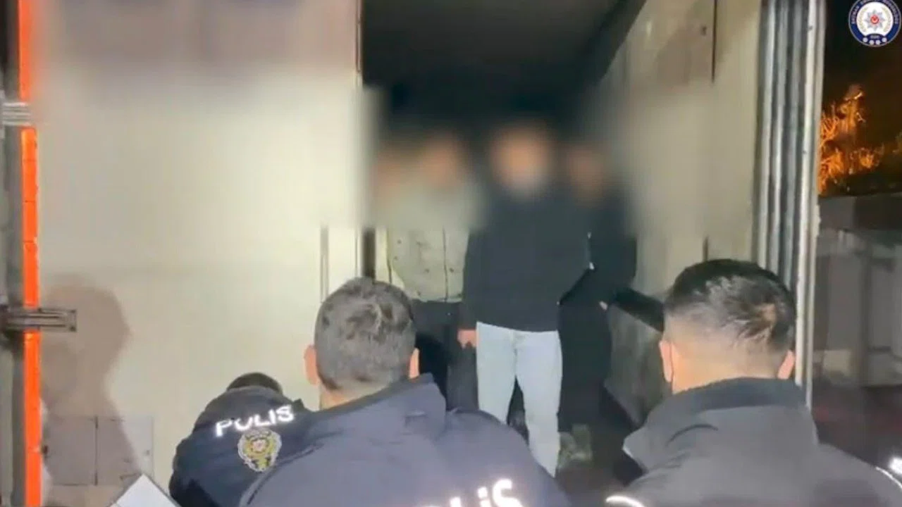 İran’dan gelen 25 göçmen tır dorsesinde yakalandı, sürücü tutuklandı