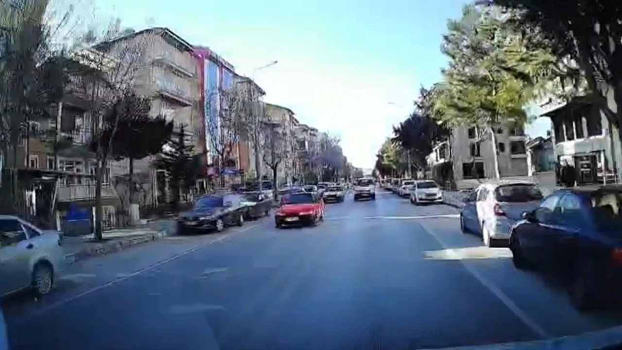 Isparta’da tehlikeli sollama kamerada: Kazadan kıl payı kurtuldu
