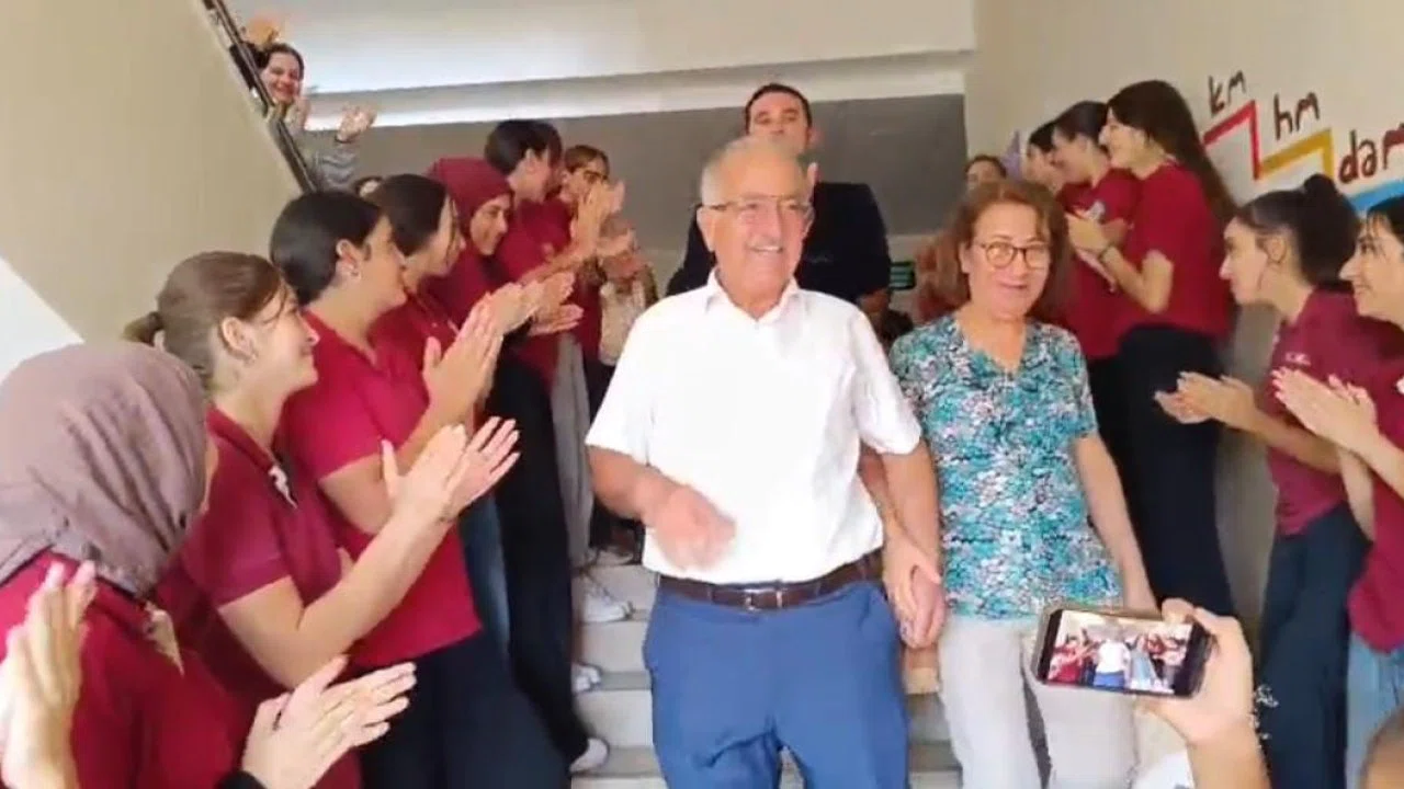 ‘İyi ki gençlere hizmet etmişim’ diyen 42 yıllık öğretmen, mesleğine öğrencilerinin alkışları içerisinde veda etti