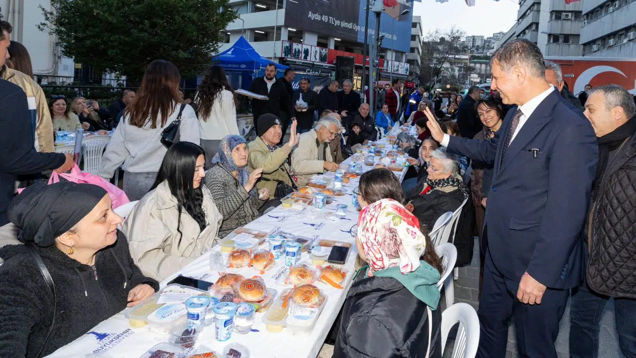 İzmir Büyükşehir Belediyesi'nin iftar sofrası Kemeraltı'nda kuruldu