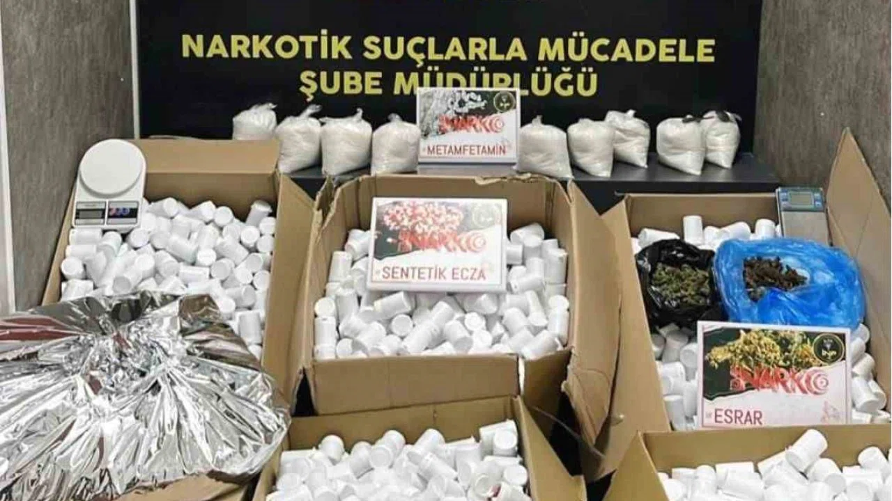 İzmir’de 366 bin 400 uyuşturucu hap ele geçirildi