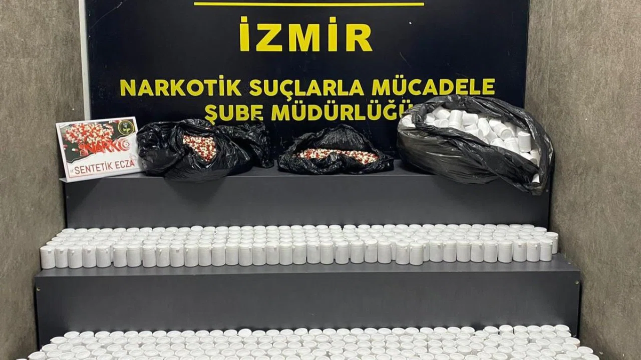 İzmir’de bir araçta 84 bin sentetik ecza ele geçirildi