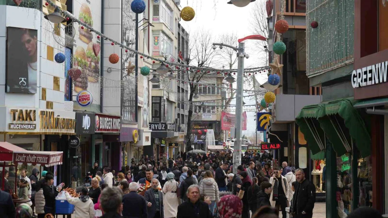 İzmit sokaklarında bayram alışverişi hareketliliği: Adım atacak yer kalmadı