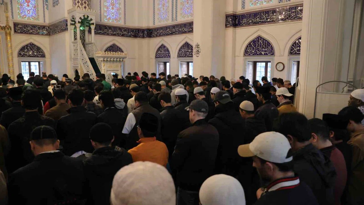 Japonya’daki Tokyo Camii’nde bayram namazı yoğun katılım nedeniyle 5 kez kılındı