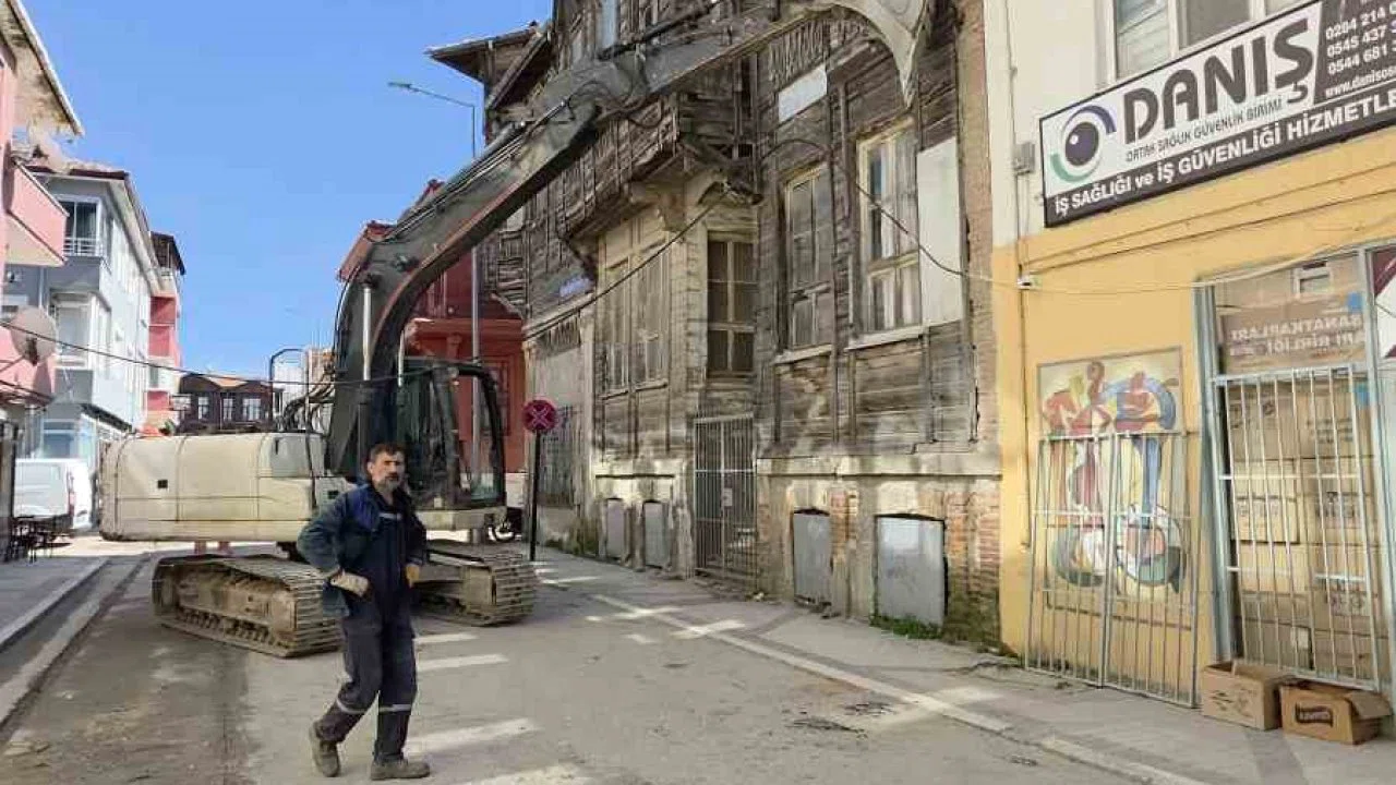 Kabloları kurtarmak isterken canını hiçe saydı