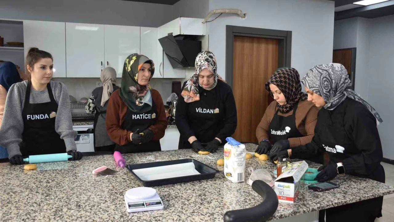 Kadınlar bu kursta hem öğreniyor, hem ailelerine destek oluyor