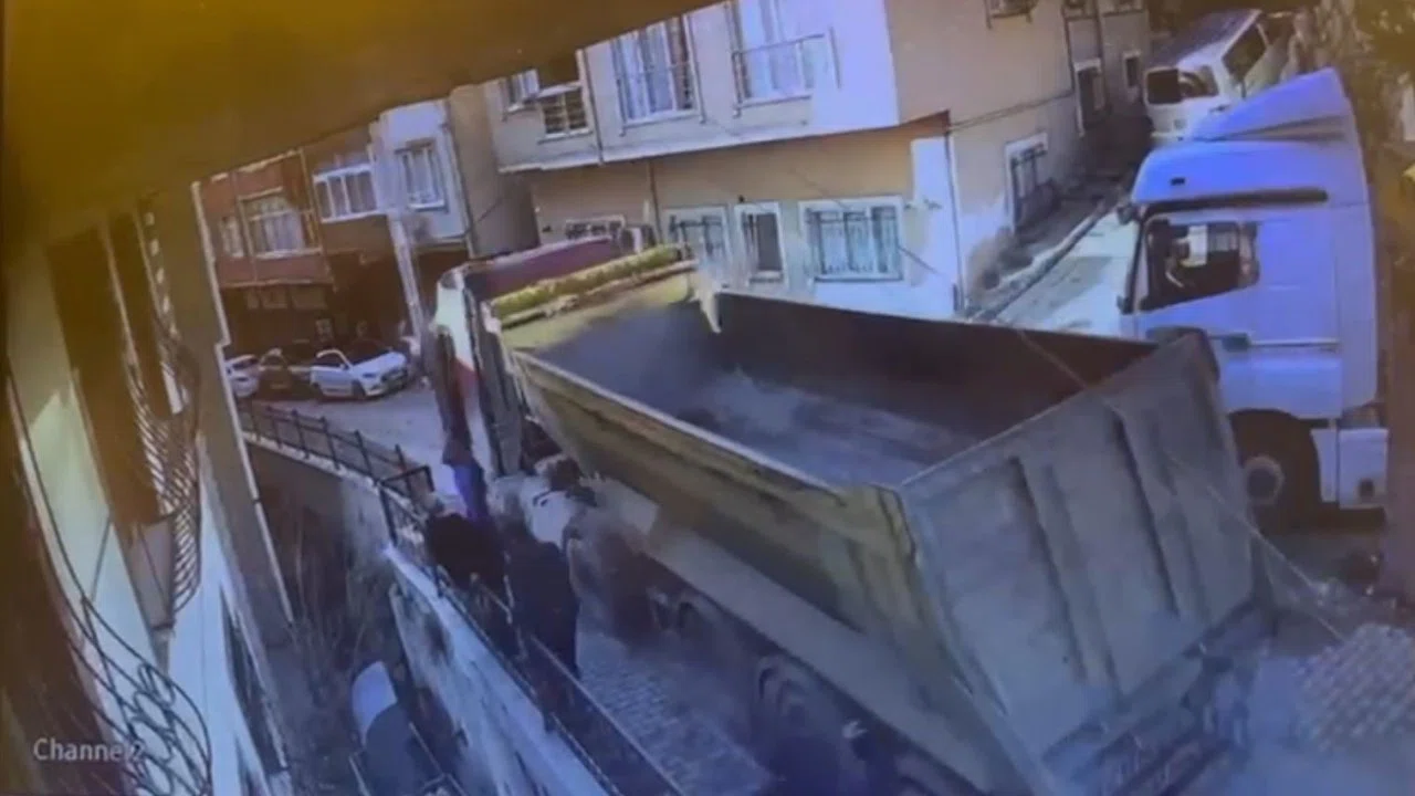 Kağıthane’de kayan hafriyat kamyonunu durdurmaya çalışırken aşağı düşen şoför hayatını kaybetti