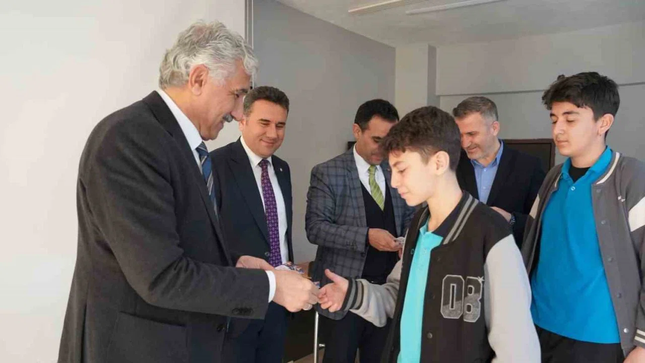 Kahta Belediyesi’nden YKS ve LGS öğrencilerine dijital destek