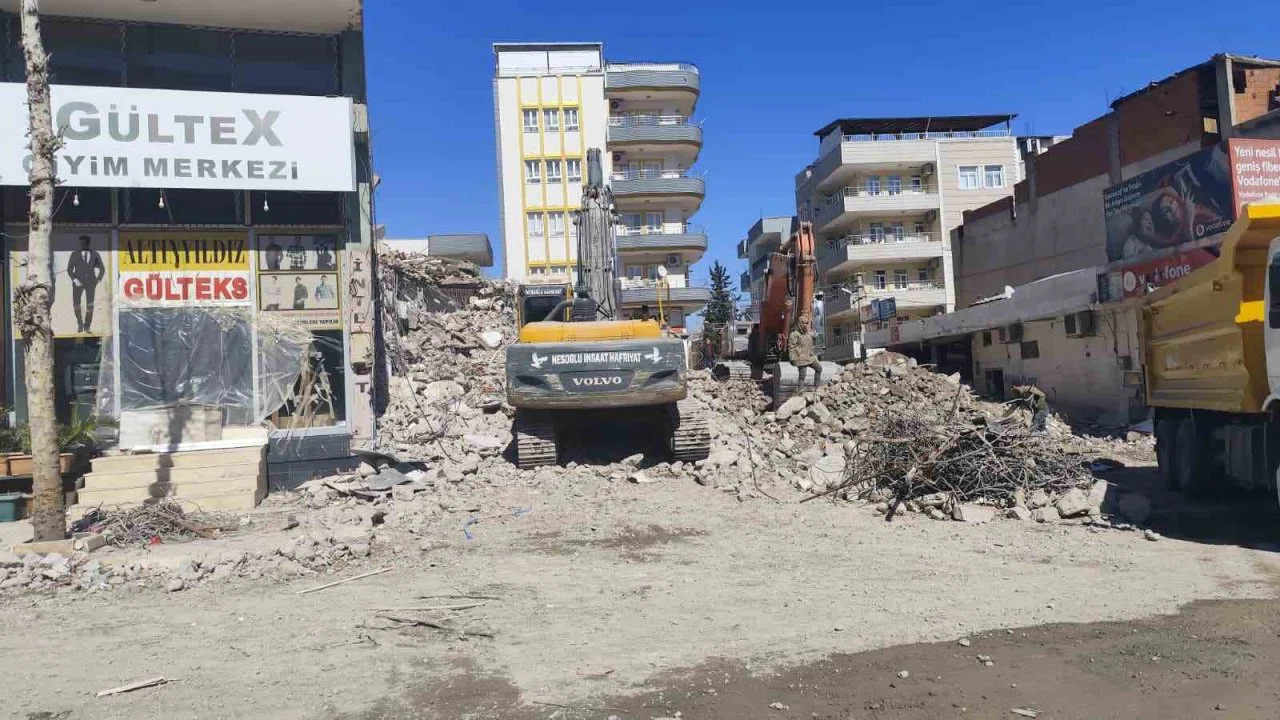 Kahta’da yıkım molozları esnafı mağdur ediyor