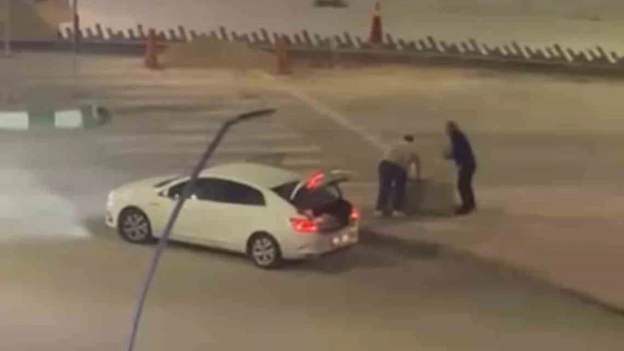 Kaldırım taşı çalan 2 zanlı yakalandı