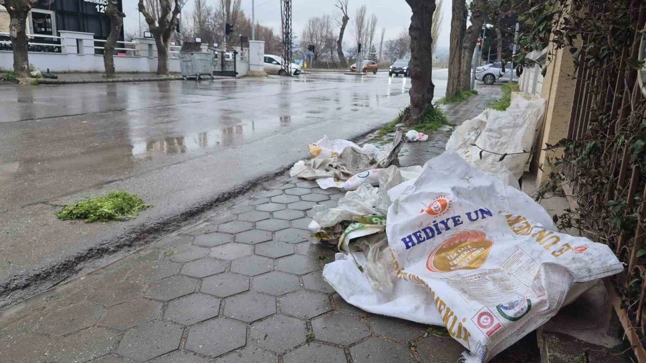 Kaldırımları çöplük gibi kullanıyorlar