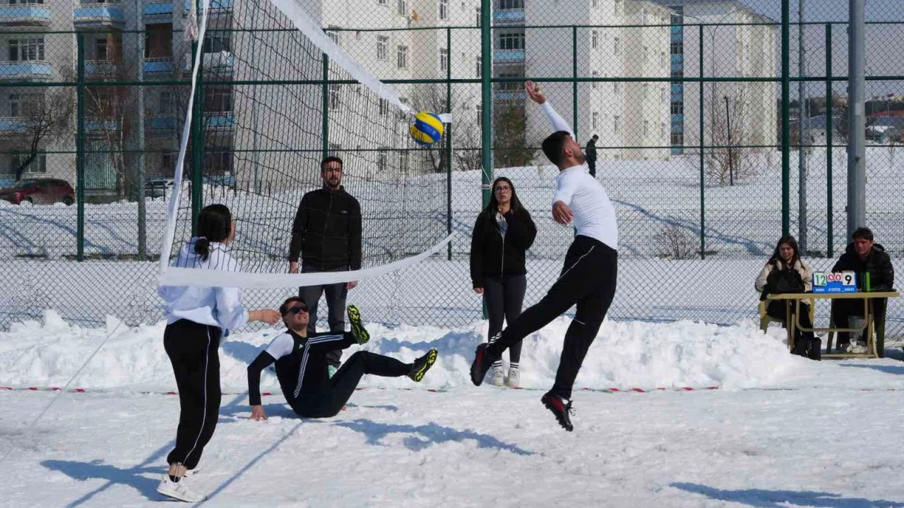 Kampüste kar voleybolu heyecanı
