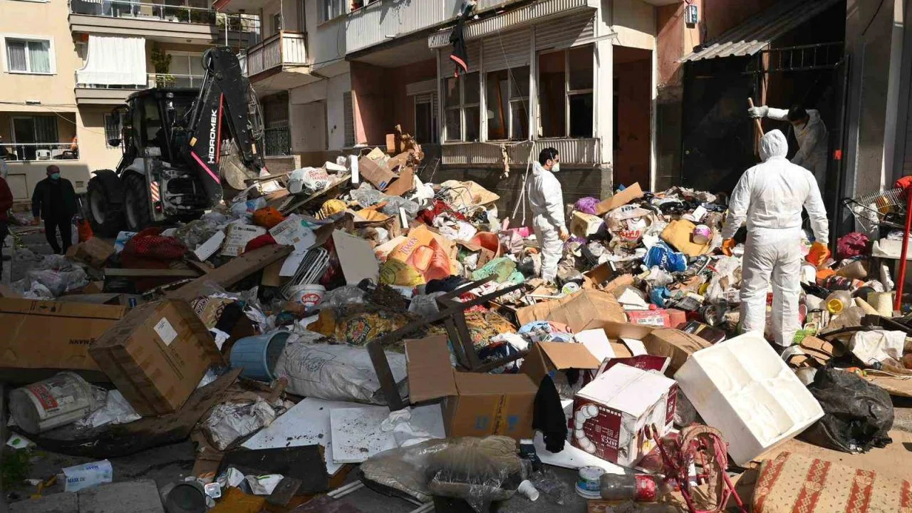 Karabağlar’da çöp evden 12 kamyon atık çıkarıldı