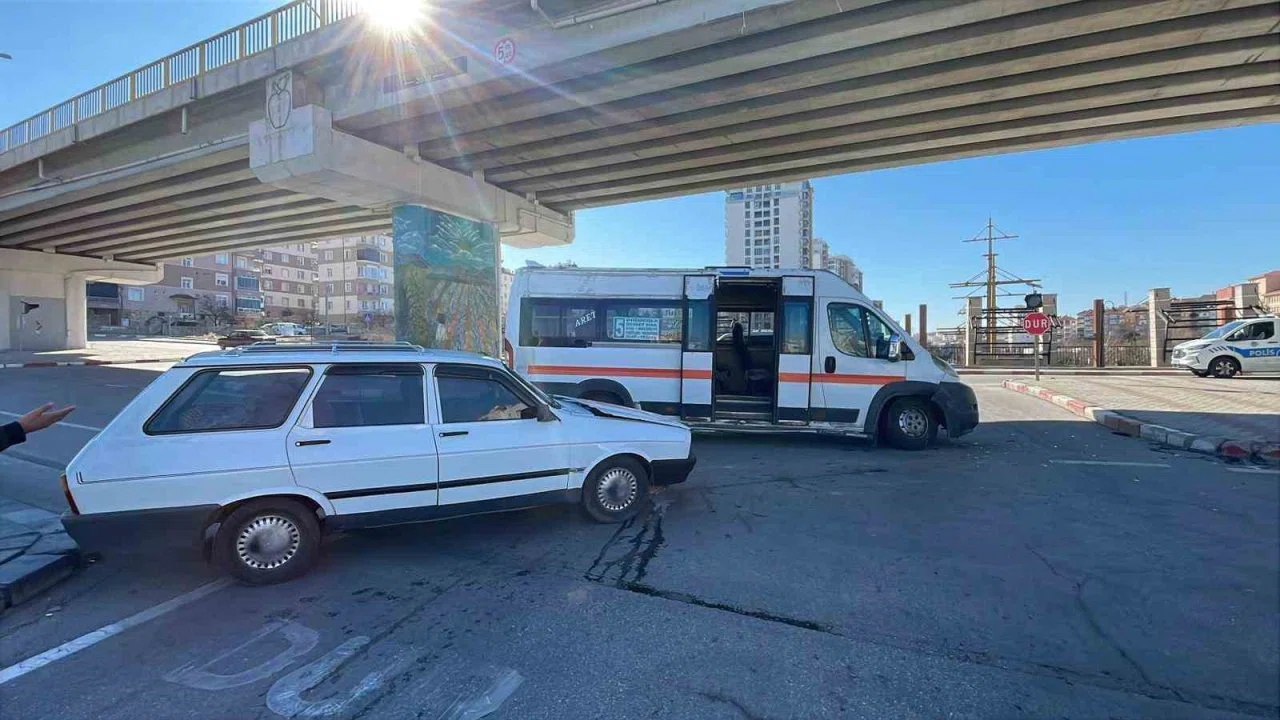 Karaman’da yolcu minibüsü ile otomobil çarpıştı: 2 yaralı