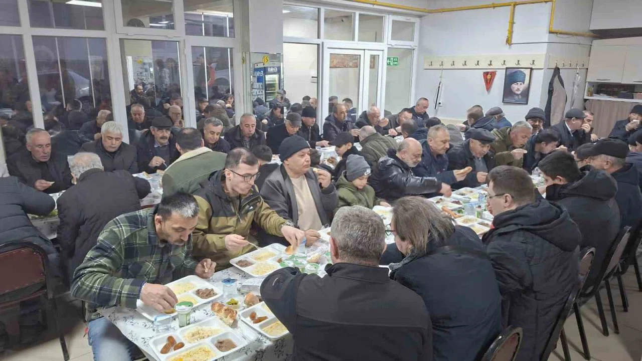 Karaören köylüleri ve misafirleri iftar yemeğinde bir araya geldi