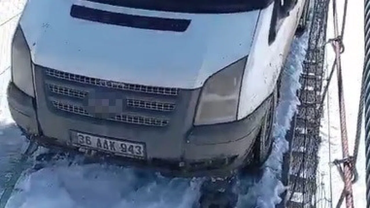 Kars’ta asma köprüde minibüs mahsur kaldı