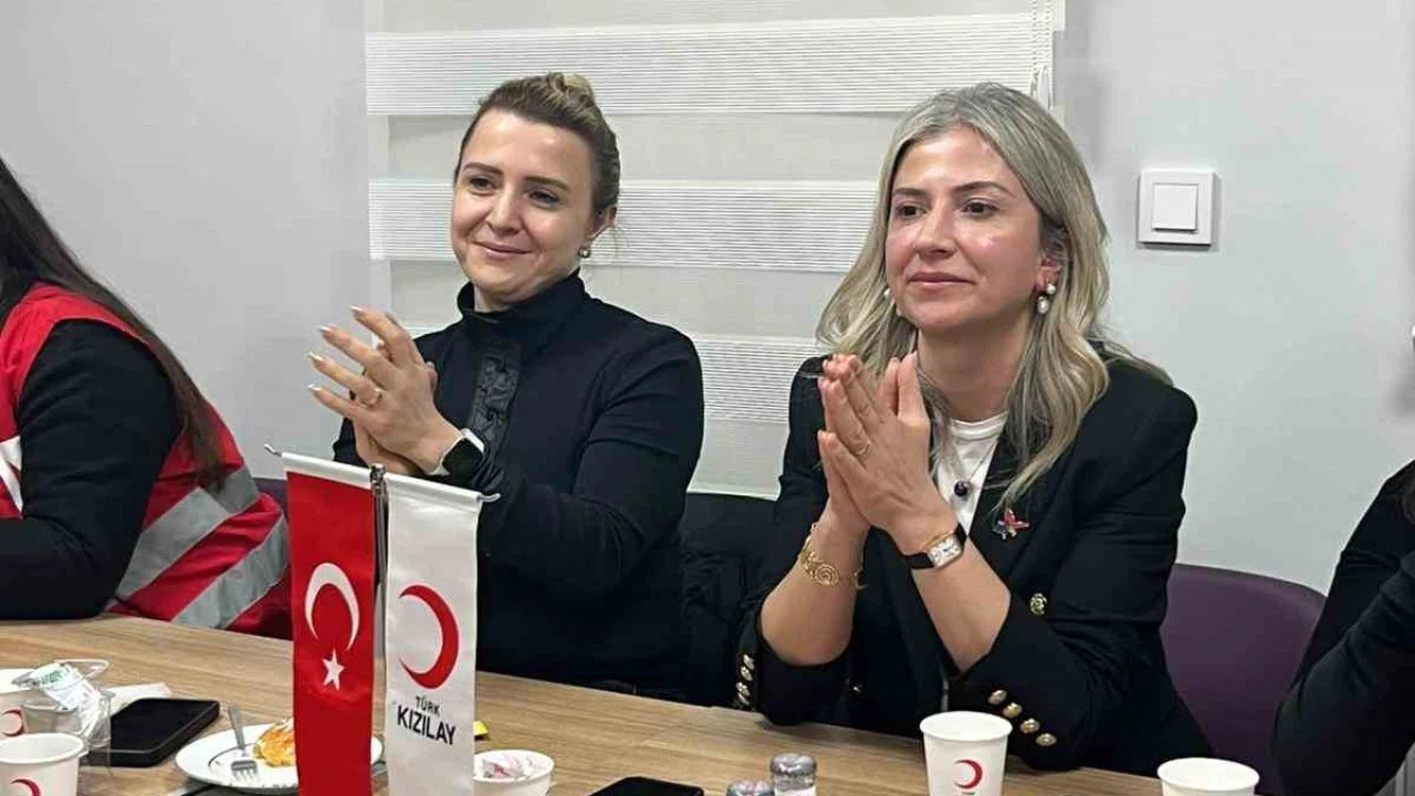 Kars’ta Kızılay’dan üniversite öğrencilerine "Anne Eli" iftarı