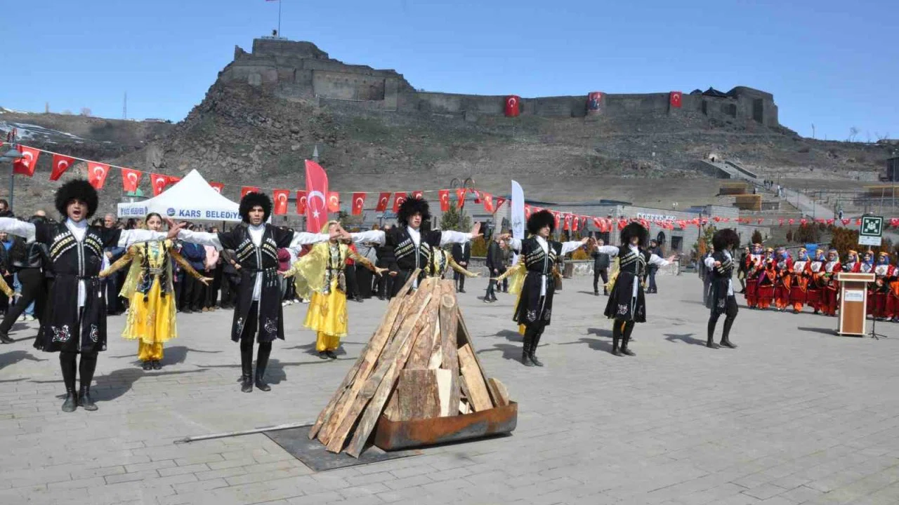 Kars’ta Nevruz coşkusu: Ateş yakıldı, halaylar çekildi