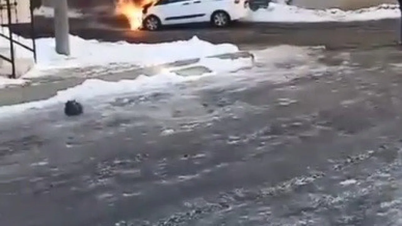 Kars’ta seyir halindeki araçta yangın paniği