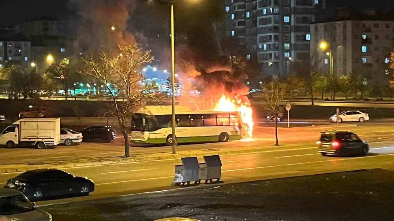 Kayseri’de halk otobüsü alev aldı